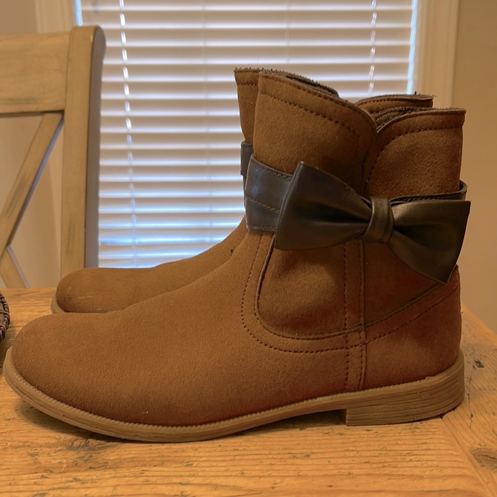 UGG ankle boots with leather bow